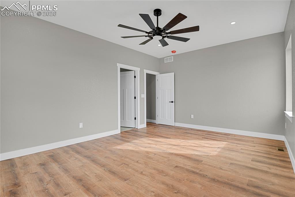 Image 25 of 48: Bedroom