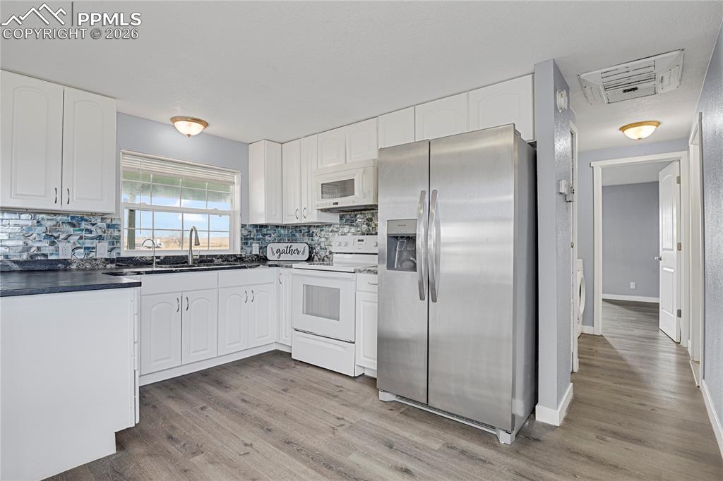 Image 34 of 48: Updated Kitchen in ManFact Home