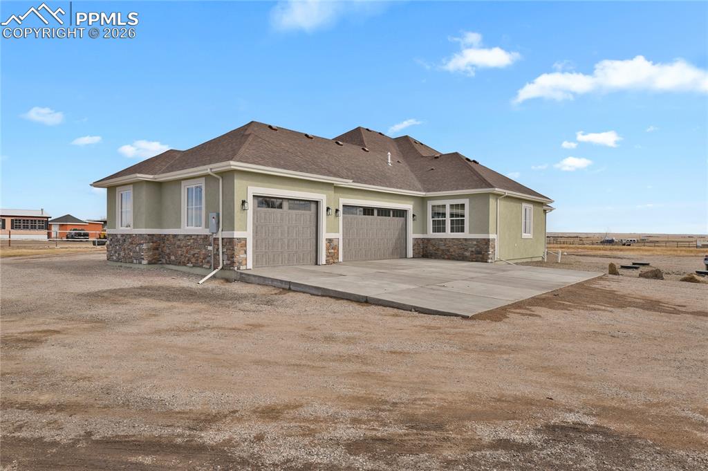 Image 43 of 48: 1040 sf Oversized Heated 3 Car Garage 
