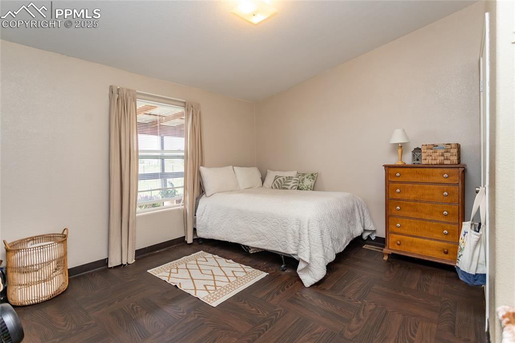 Image 16 of 50: Bedroom
