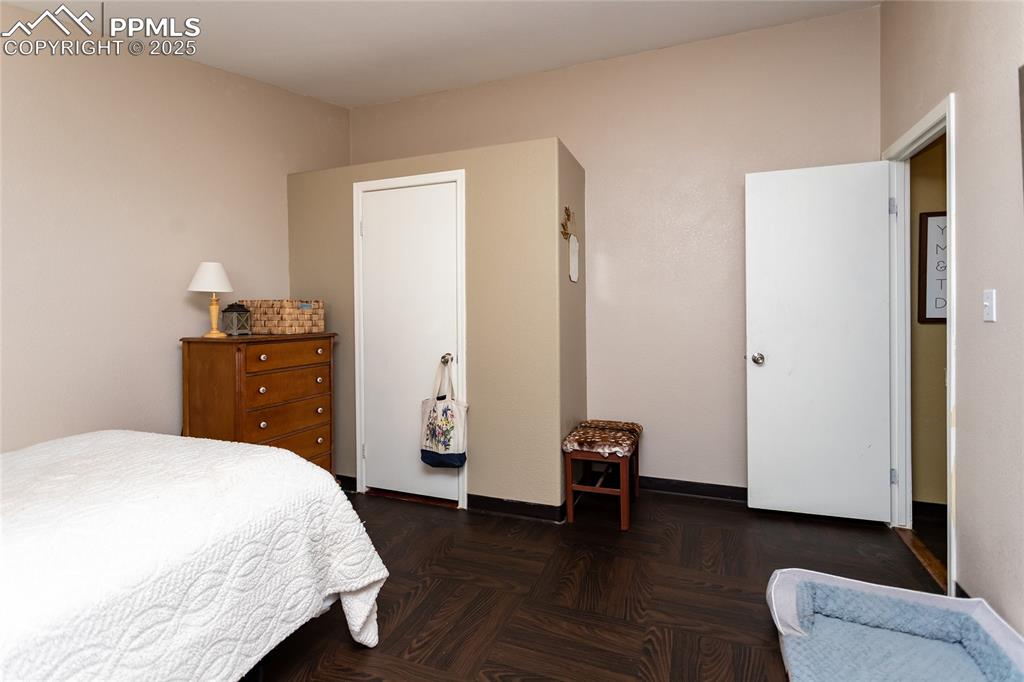 Image 17 of 50: Bedroom