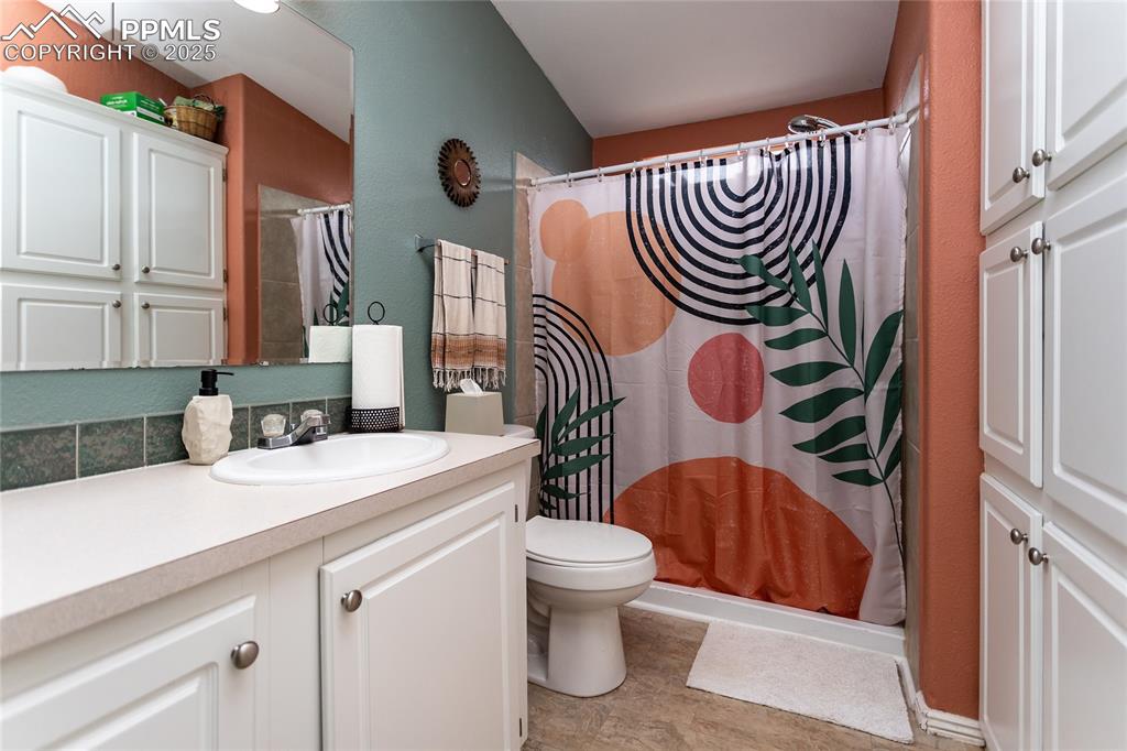 Image 18 of 50: Bathroom