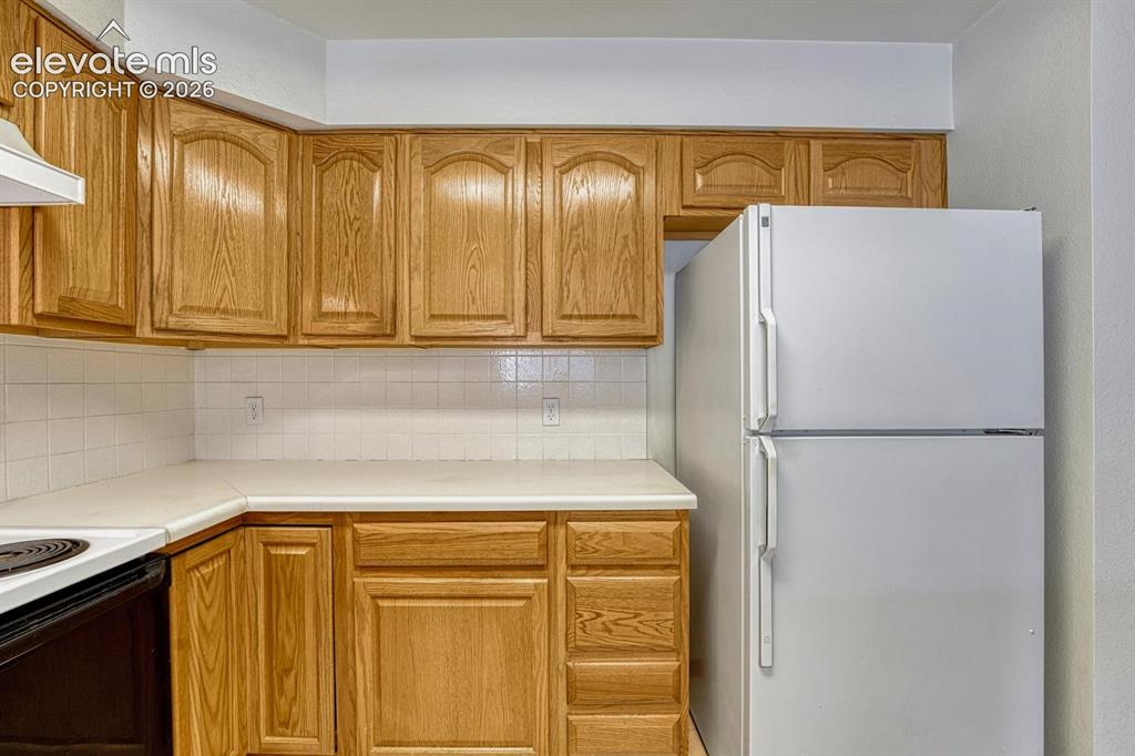 Image 10 of 50: Kitchen