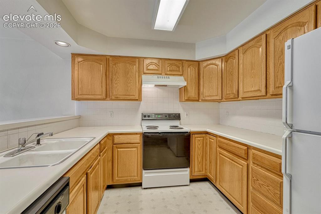 Image 11 of 50: Kitchen