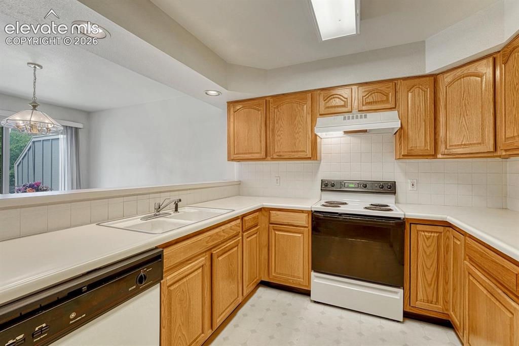 Image 12 of 50: Kitchen