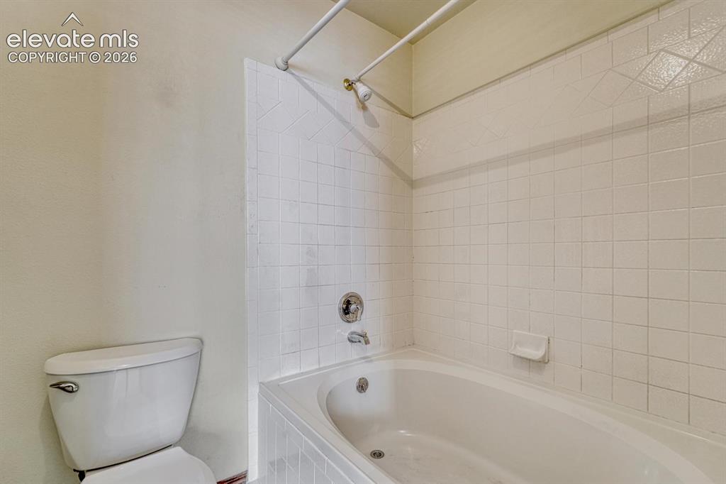 Image 25 of 50: Soaking tub in owner