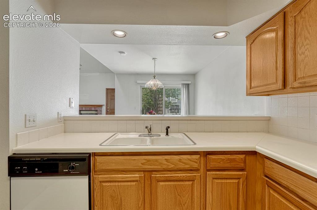 Image 8 of 50: Kitchen