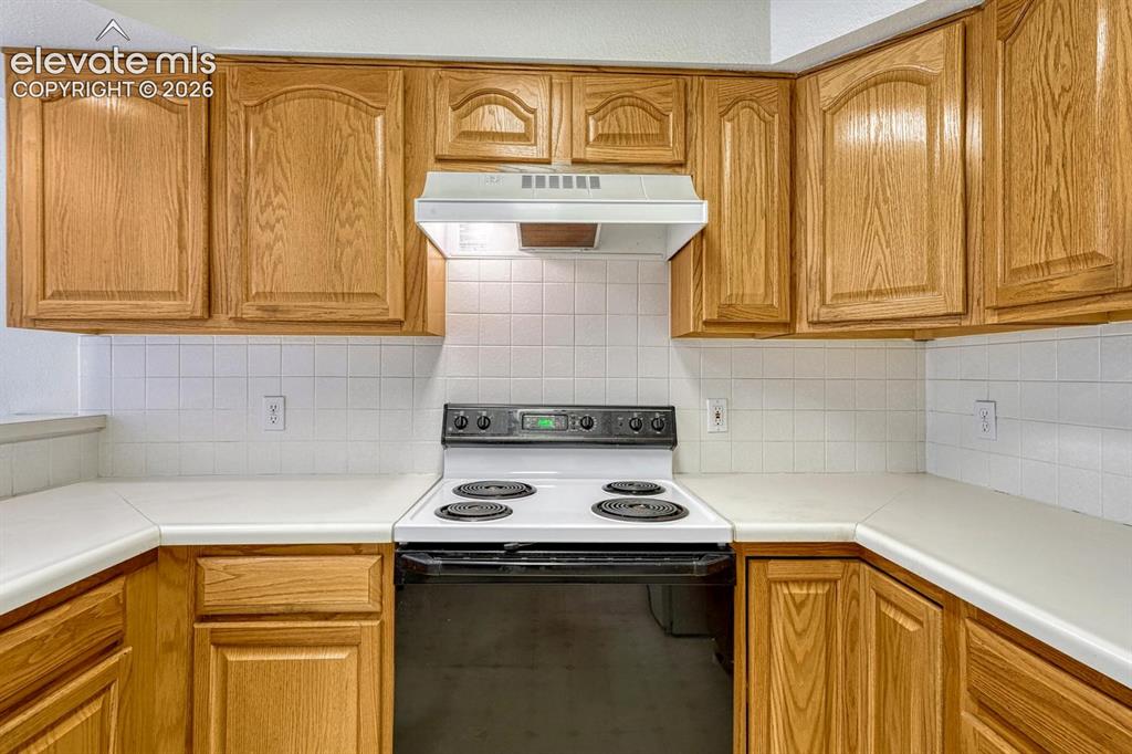 Image 9 of 50: Kitchen