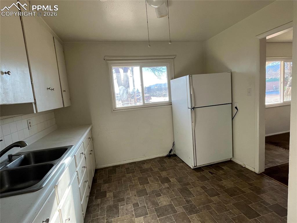 Image 11 of 15: Kitchen