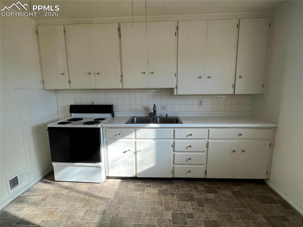 Image 12 of 15: Kitchen