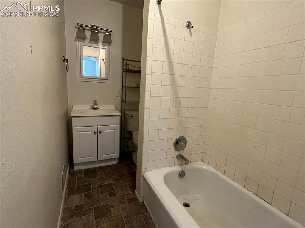 Image 13 of 15: Bathroom