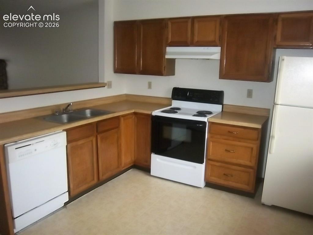 Image 10 of 15: Kitchen