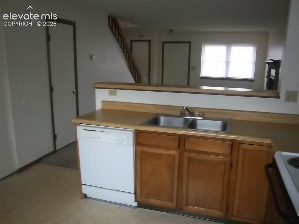 Image 11 of 15: Kitchen
