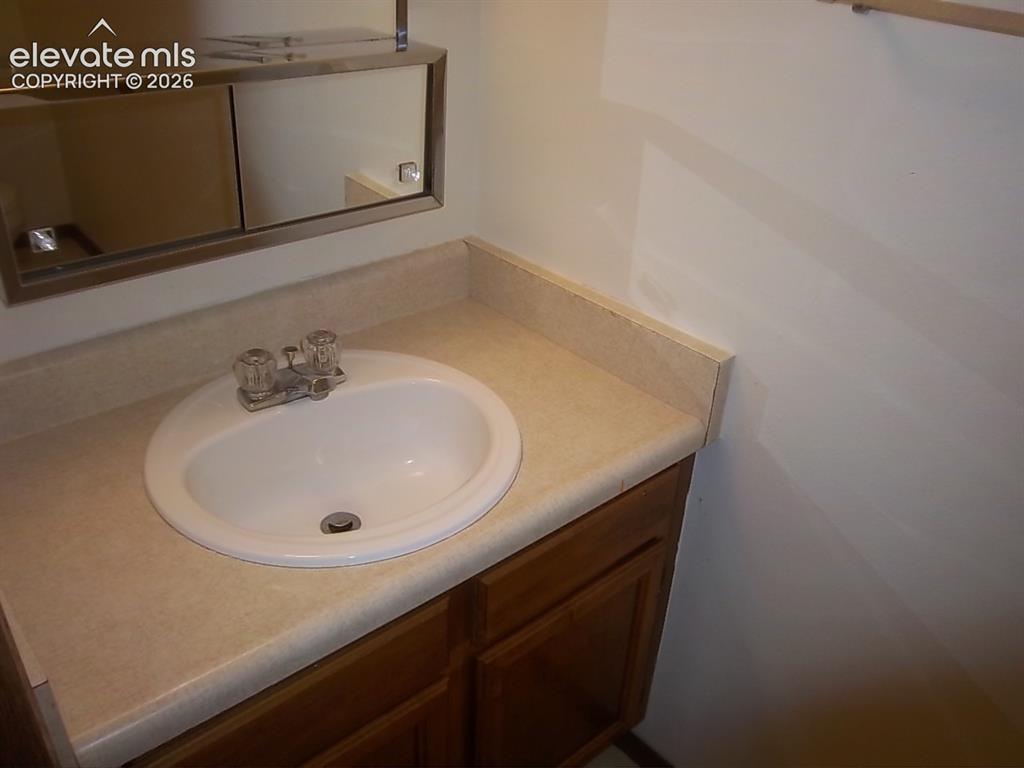 Image 13 of 15: Bathroom