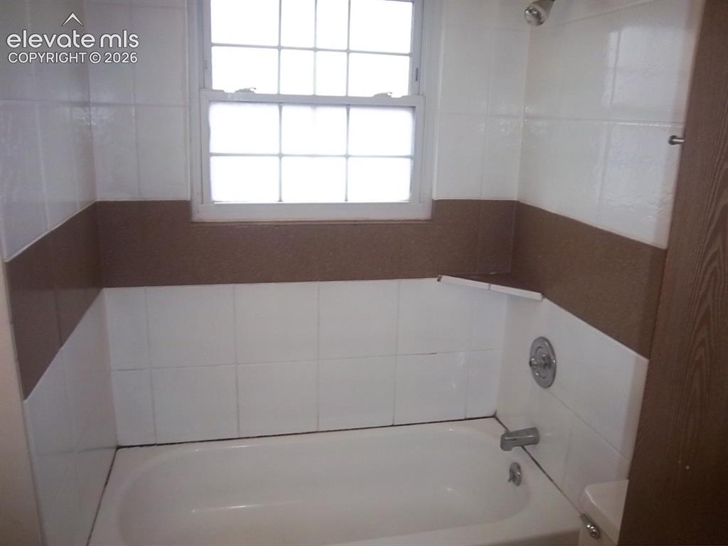 Image 5 of 15: Bathroom