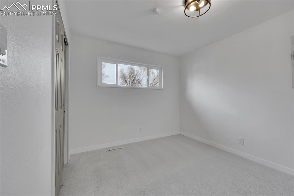 Image 18 of 29: Bedroom