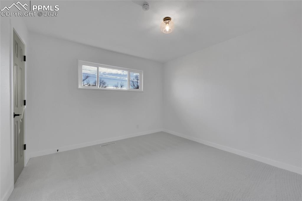 Image 19 of 29: Bedroom