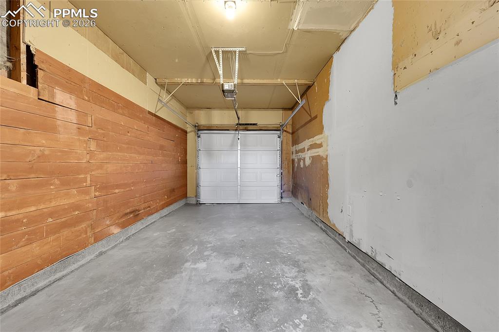 Image 20 of 29: Garage