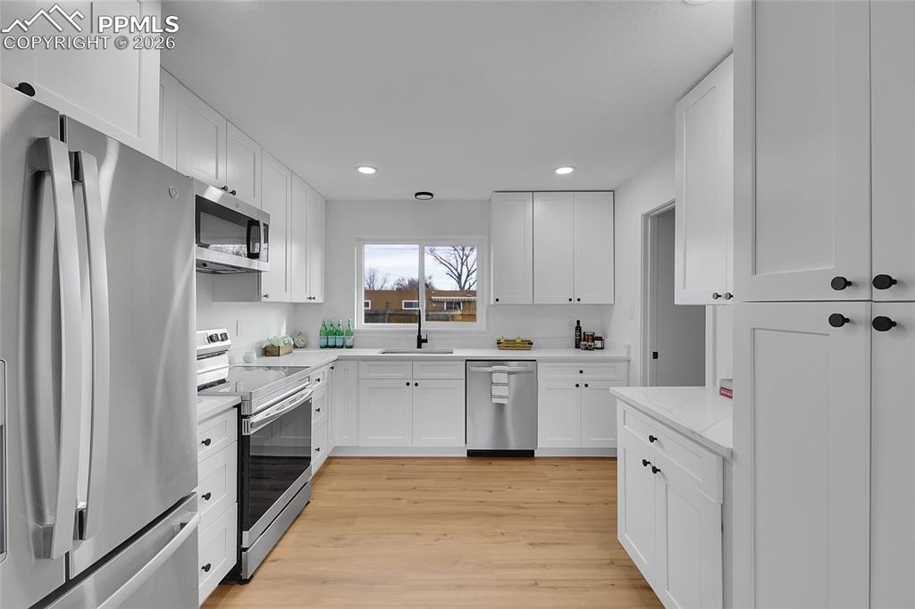 Image 9 of 29: Kitchen