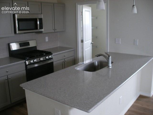 Image 13 of 24: Kitchen