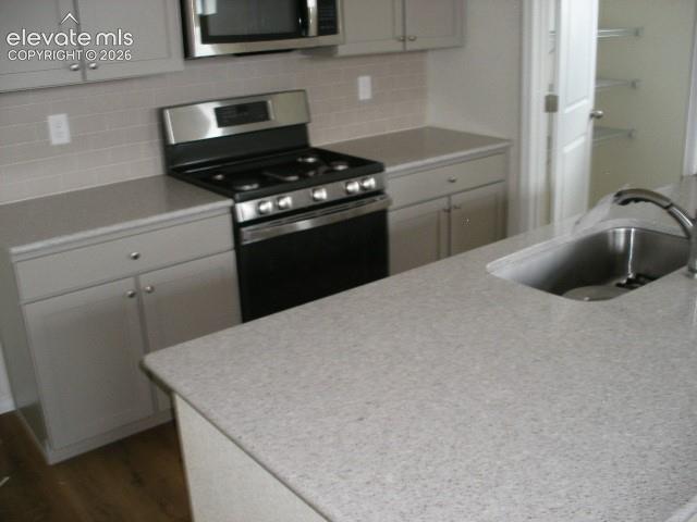 Image 16 of 24: Kitchen