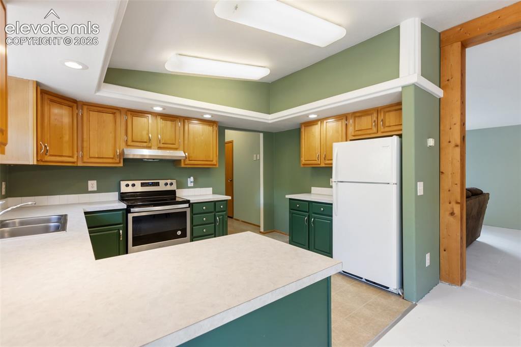 Image 10 of 35: Kitchen
