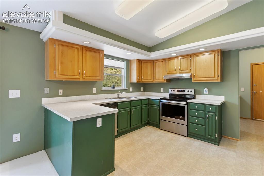 Image 9 of 35: Kitchen