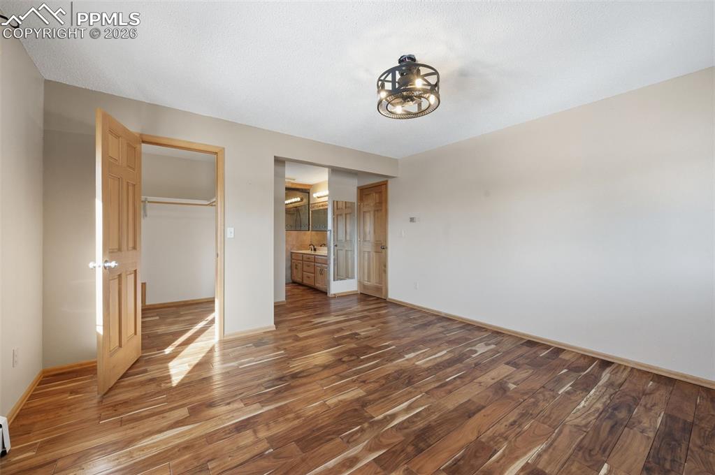 Image 14 of 36: Bedroom