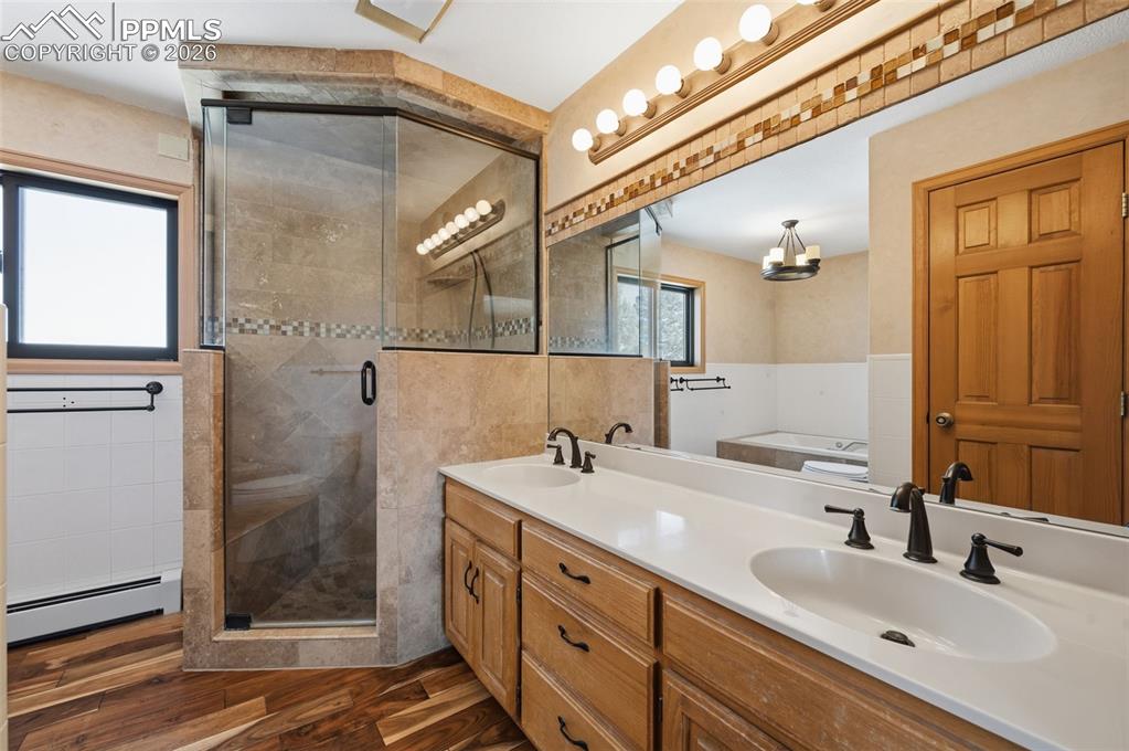 Image 15 of 36: Bathroom