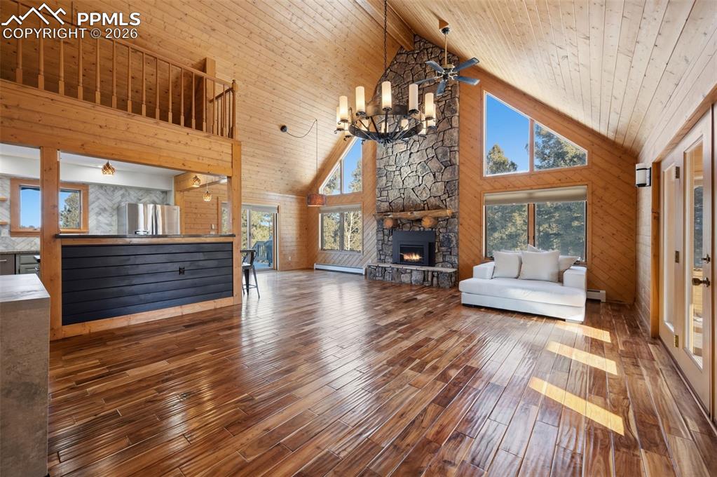 Image 4 of 36: Living Room