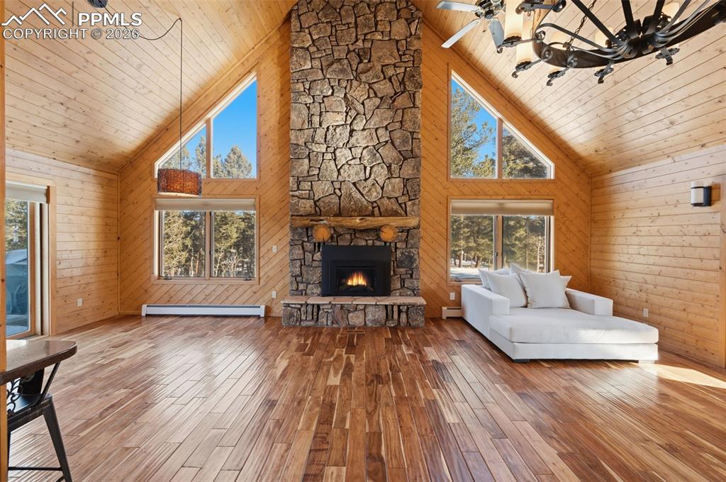 Image 5 of 36: Living Room