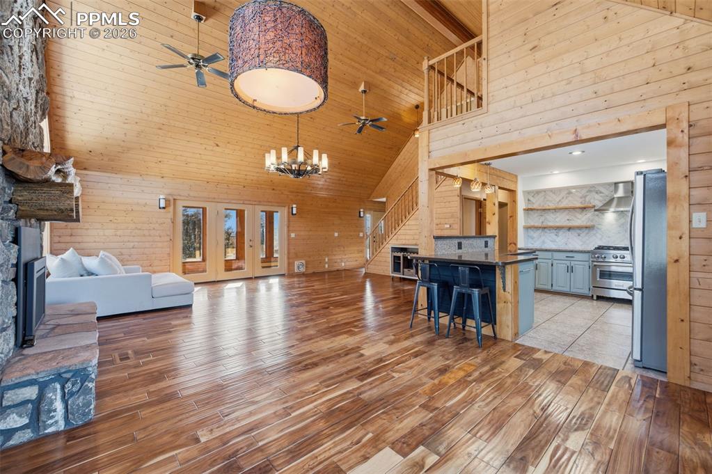 Image 6 of 36: Living Room