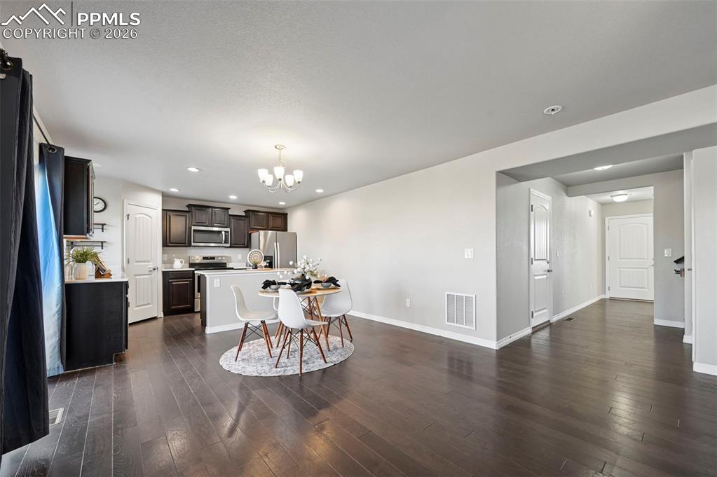 Image 10 of 30: Dining Area