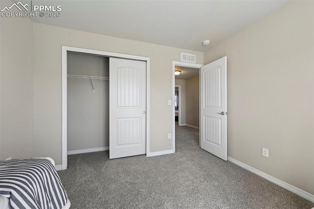 Image 18 of 30: Bedroom