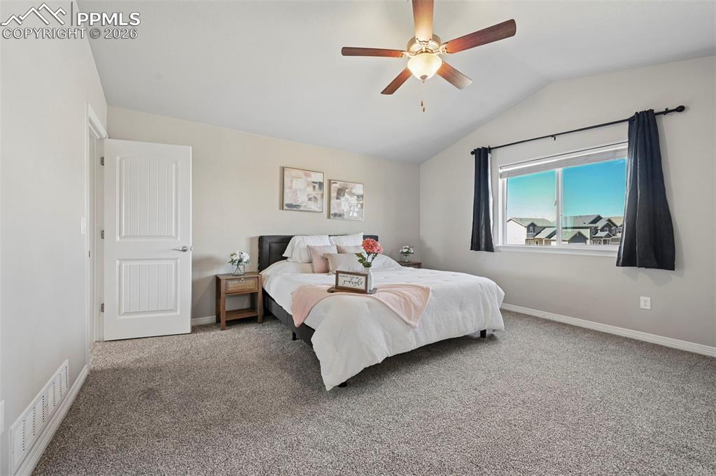 Image 23 of 30: Bedroom