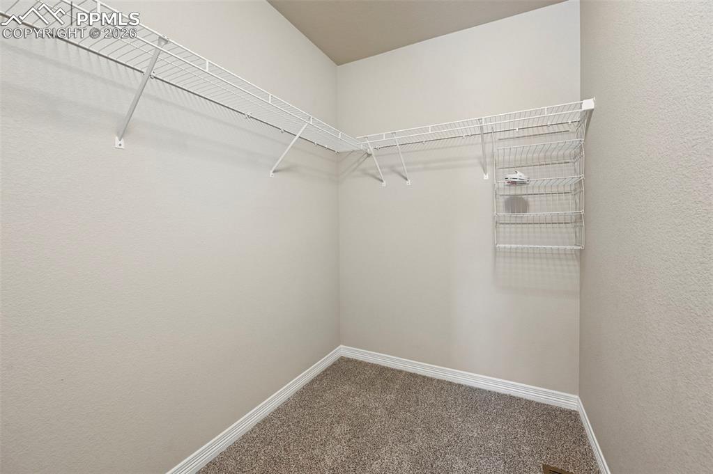 Image 28 of 30: Closet