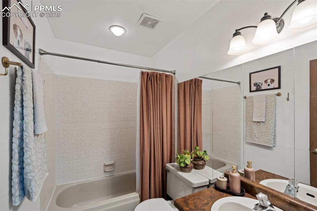 Image 35 of 46: Secondary Full Bathroom on Main Floor