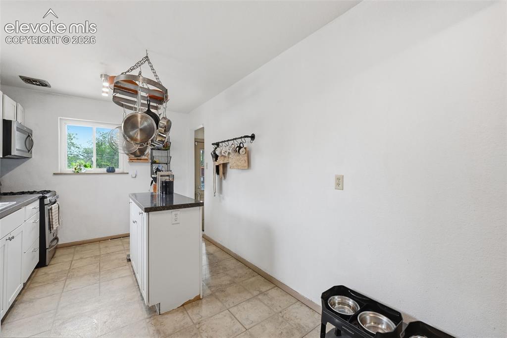 Image 10 of 34: Kitchen