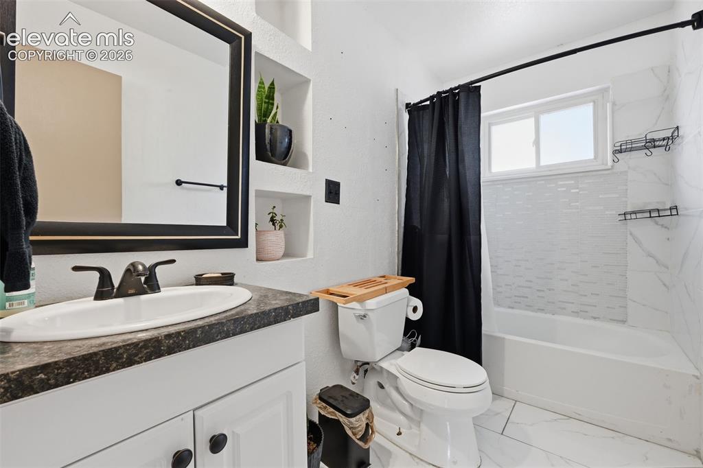 Image 18 of 34: Bathroom