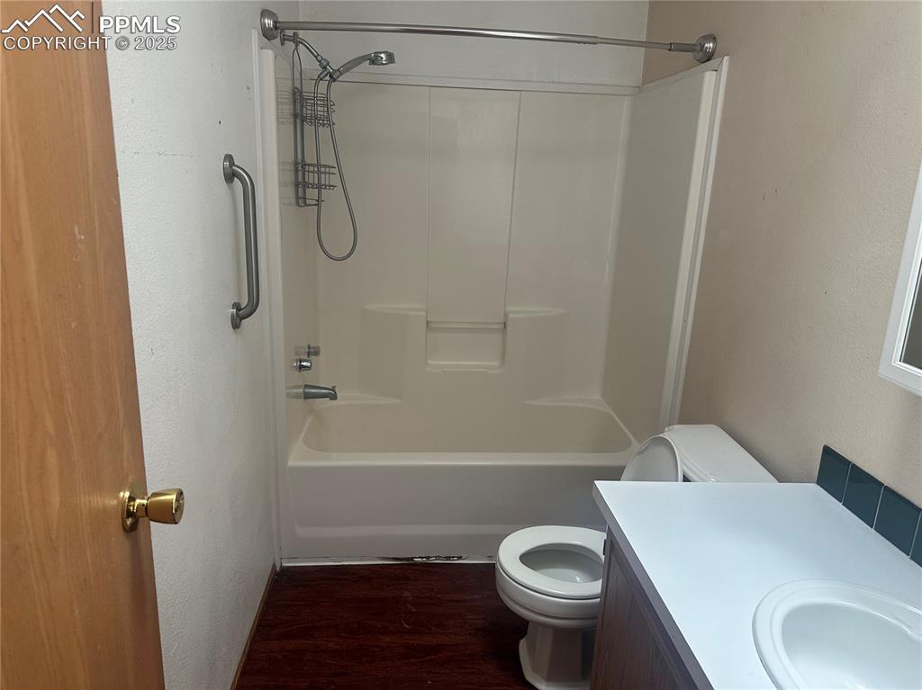 Image 12 of 19: Bathroom