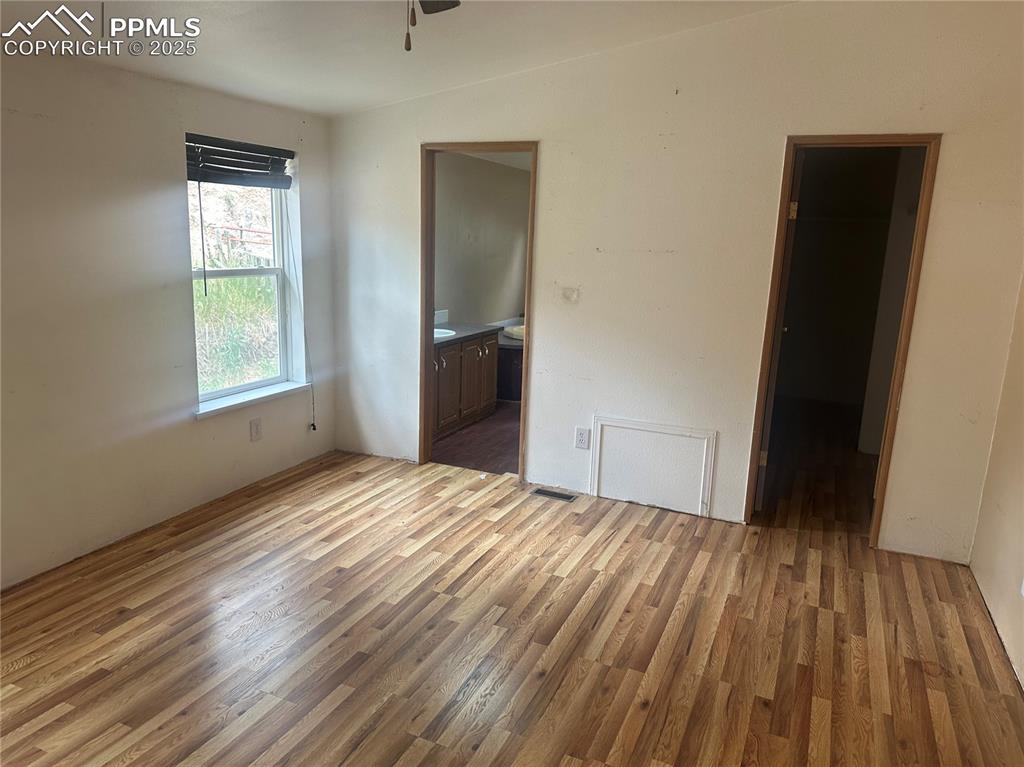 Image 5 of 19: Bedroom