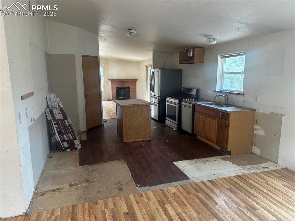 Image 6 of 19: Kitchen