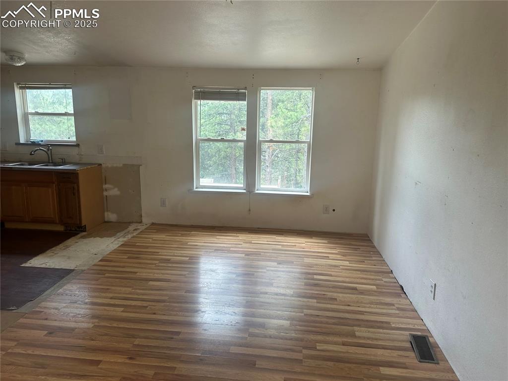 Image 8 of 19: Dining Area