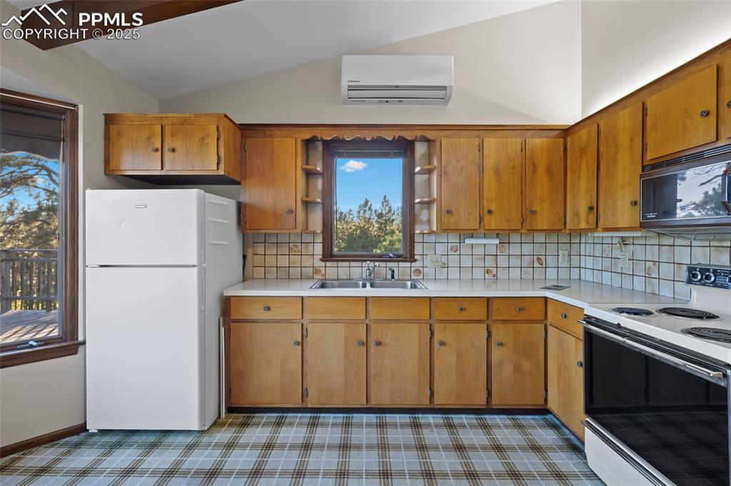 Image 15 of 45: Kitchen