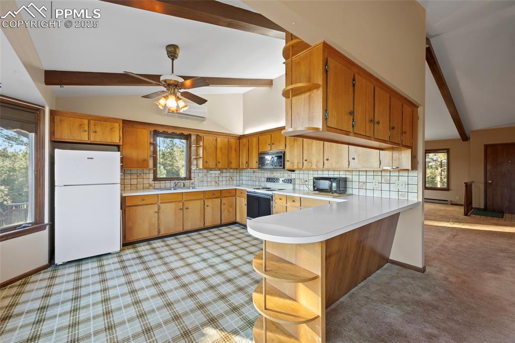 Image 16 of 45: Kitchen