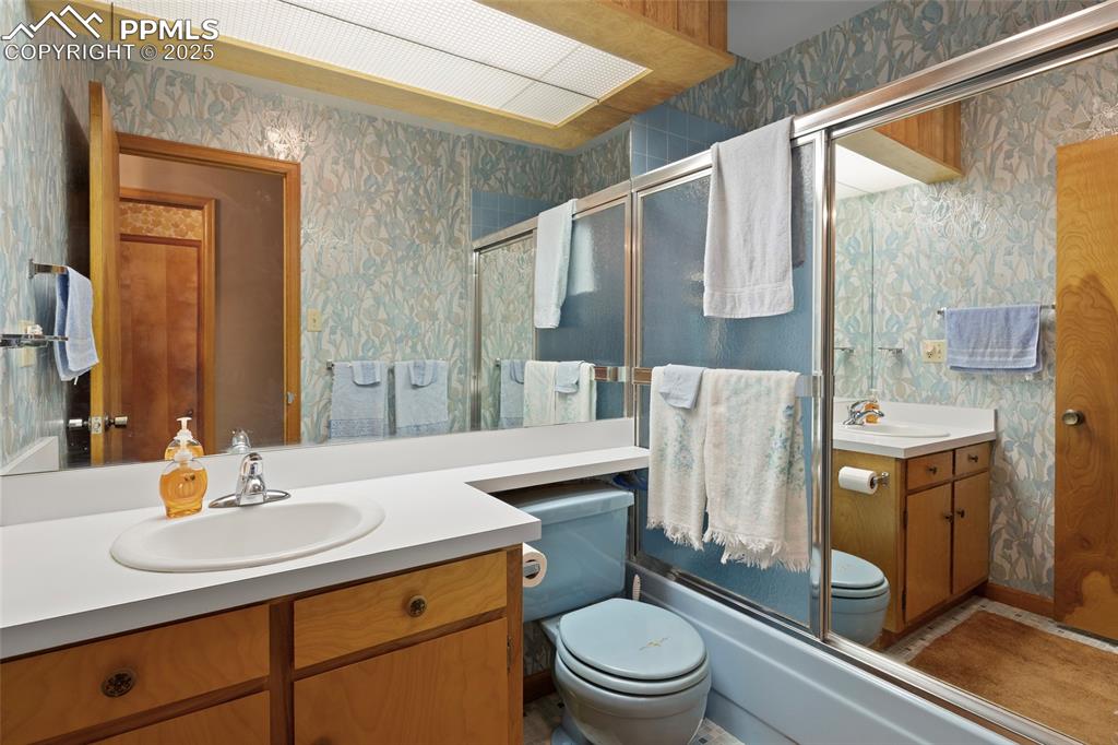 Image 18 of 45: Bathroom