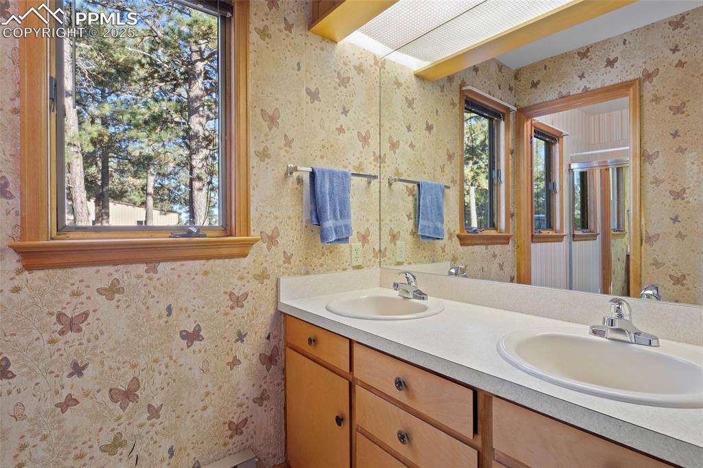 Image 20 of 45: Bathroom