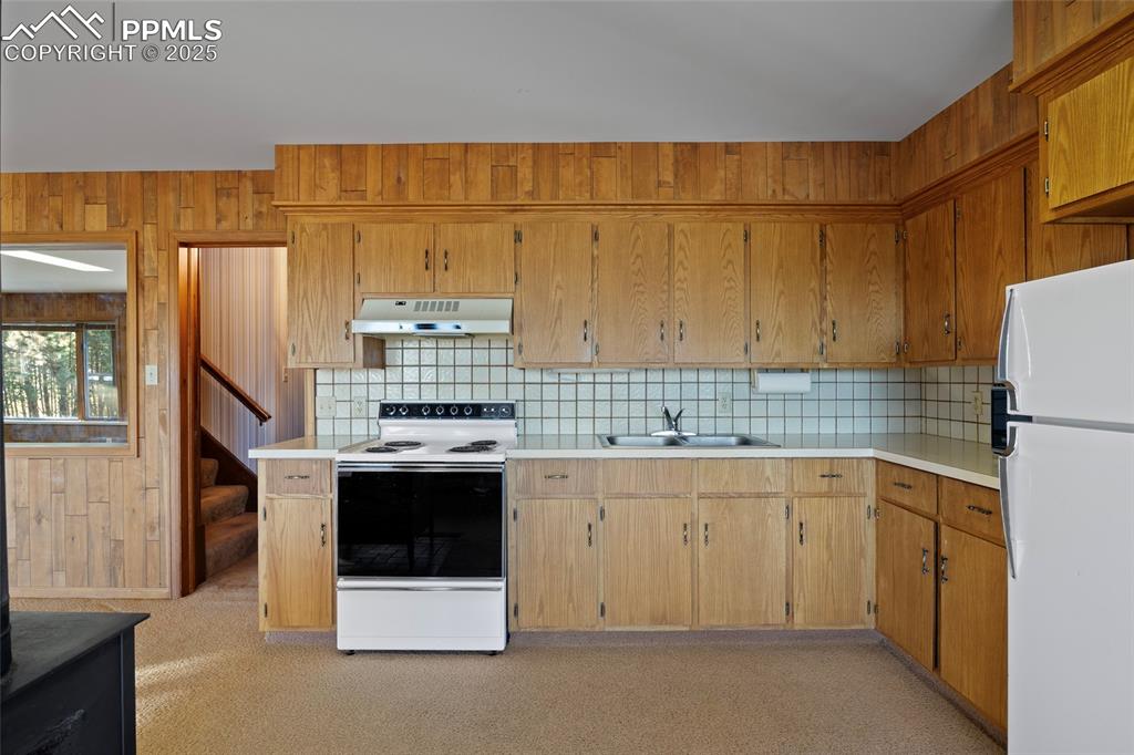 Image 26 of 45: Kitchen