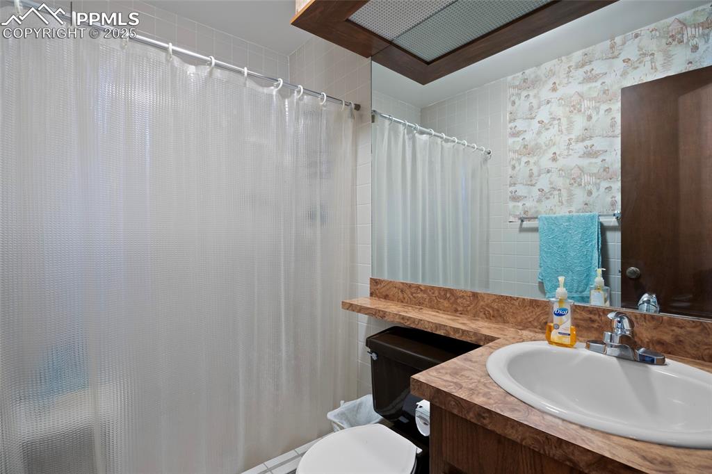 Image 27 of 45: Bathroom