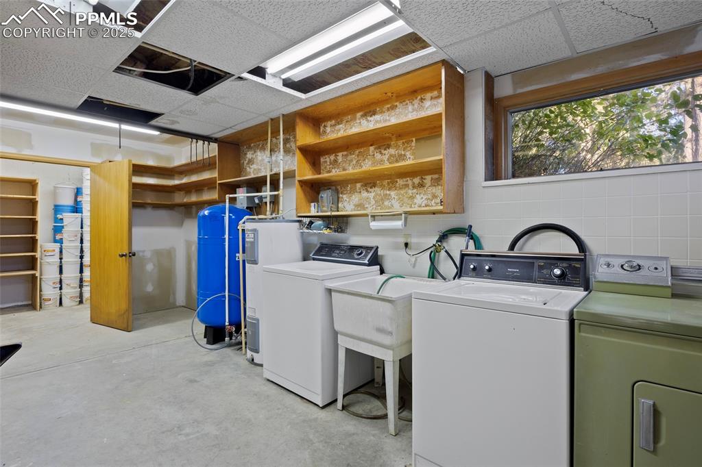 Image 29 of 45: Laundry